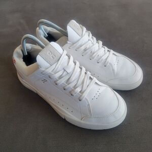 ON the Roger Advantage WMNS White / Rosehip - Size 8